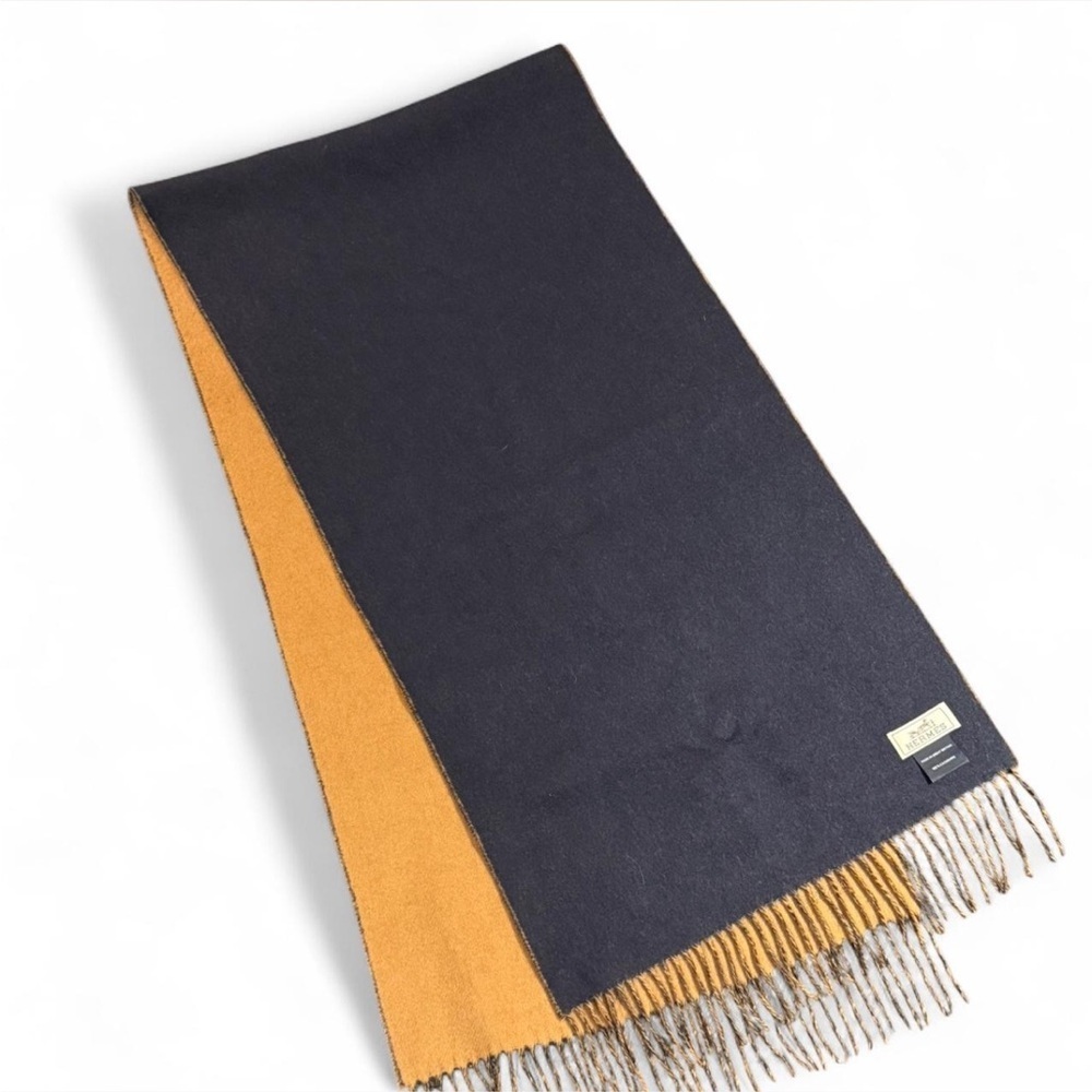 Hermès Unisex Recto-Verso Cashmere Scarf - Picture 5 of 5